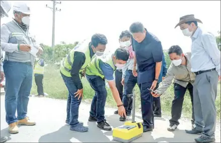  ?? MPWT ?? Public works minister Sun Chanthol (third from right) inspects the National Road 2 constructi­on on Saturday.