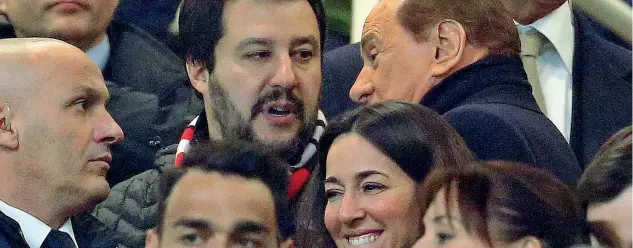  ?? (Ansa) ?? Allo stadio Il segretario della Lega Matteo Salvini e il leader di Forza Italia Silvio Berlusconi ieri sera in tribuna per assistere, da tifosi rossoneri, al derby MilanInter. Davanti a loro Licia Ronzulli