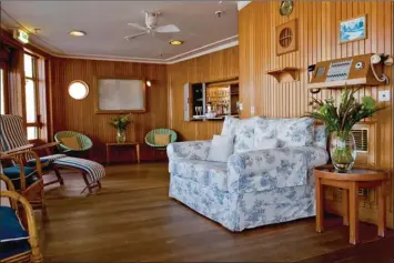  ??  ?? Le sun lounge communique avec le cockpit arrière du pont principal. Les parois sont habillées de lattes de teck. Le mobilier est en bambou.