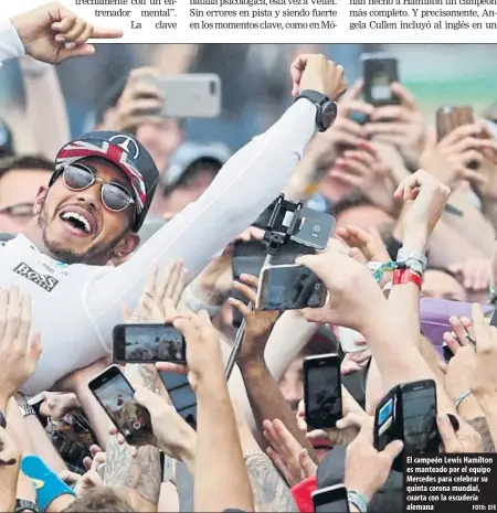  ?? FOTO: EFE ?? El campeón Lewis Hamilton es manteado por el equipo Mercedes para celebrar su quinta corona mundial, cuarta con la escudería alemana