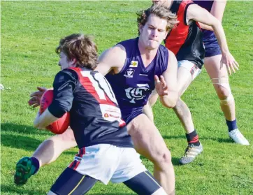  ??  ?? Catani’s Cody Banbury moves in to tackle Nilma-Darnum’s Travis Dyke as he breaks from the pack.