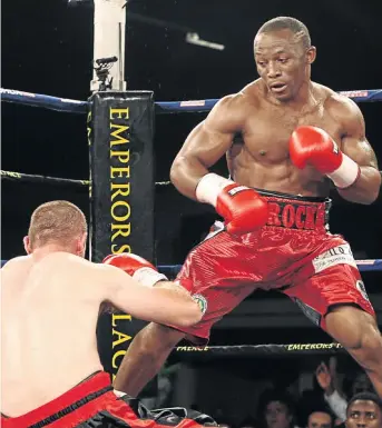  ?? / ANTONIO MUCHAVE ?? Thabiso Mchunu floors Daniel Venter during an ABU cruiserwei­ght title fight at Emperors Palace .