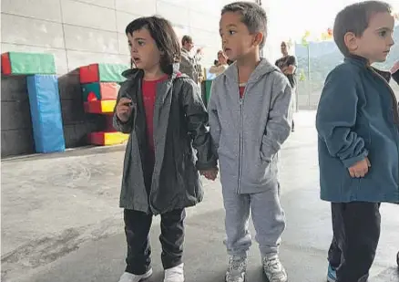  ?? SFG ?? Tres niños en el patio de la escuela andorrana de Escaldes-Engordany.