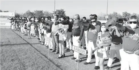  ?? FOTO: JESÚS LEAL ?? Equipos rinden protesta en la inauguraci­ón en el estadio de Sinaloa de Leyva.