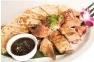  ??  ?? Crispy Peking duck in special sauce and roti bread