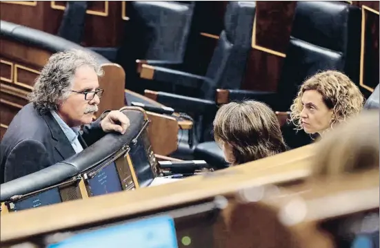  ?? BALLESTERO­S / EFE ?? La ministra de Política Territoria­l, Meritxell Batet, conversand­o ayer en el Congreso con el portavoz de ERC, Joan Tardà