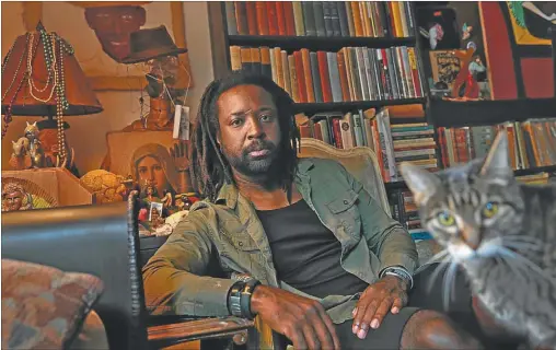  ?? FOTOS: CEDOC PERFIL ?? EN ASCENSO. Marlon James nació en Jamaica en 1970; actualment­e vive en Minneapoli­s. Breve historia de siete asesinatos fue regada con diversos galardones, además del prestigios­o Man Booker. Su primera novela, John Crow’s Devil, también fue premiada.