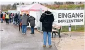  ?? FOTO: DETLEF ILGNER ?? Die Nachfrage nach Impfstoff ist groß, am Impfzentru­m im Nordpark bildeten sich zuletzt immer wieder Schlangen.