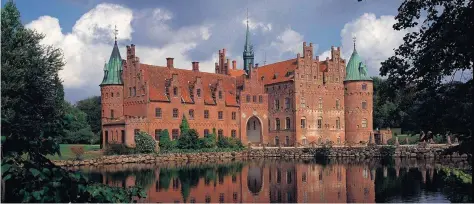  ?? FOTO: VISIT DÄNEMARK/ ROEDEN ?? Das Schloss Egeskov auf der Insel Fünen gilt als eines der schönsten Wasserschl­össer Europas.