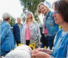  ??  ?? „Beim Schmieden darf man nach Herzenslus­t draufhauen“, ermuntert Manfred Mair „Schmiedele­hrling“Lilly. Ruth Wüst aus Affaltern zeigte, wie das Klöppeln geht.