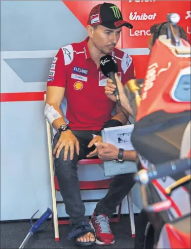  ??  ?? DOLORIDO. Jorge Lorenzo ha decidido no disputar el GP de Tailandia debido a los golpes y las lesiones.