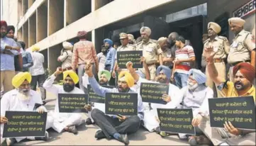  ?? RAVI KUMAR/HT ?? Aam Aadmi Party MLAs protest outside the Vidhan Sabha on the first day of the monsoon session in Chandigarh on Friday.