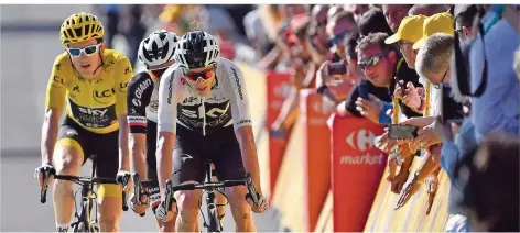  ?? FOTO: PACHOUD/AFP ?? Tour-Spitzenrei­ter Geraint Thomas (links) hat seine Herausford­erer Tom Dumoulin (Mitte) und Chris Froome (rechts) genau im Blick.