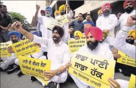  ?? SANJEEV SHARMA/HT ?? Aam Aadmi Party legislator Sukhpal Singh Khaira, Lok Insaaf Party leader Simarjeet Singh Bains and others protesting outside the Punjab Vidhan Sabha in Chandigarh on Monday.