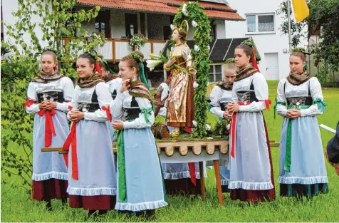  ??  ?? Diesmal machte das Wetter mit: Die Radegundis­mädchen in ihren historisch­en Gewändern trugen die Heiligenfi­gur bei der Prozession auf ihren Schultern.