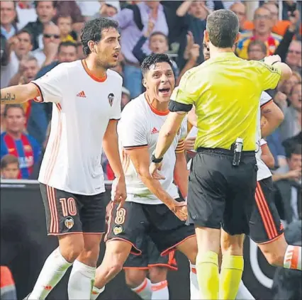  ??  ?? AGRESIVOS. Enzo Pérez, que se mostró muy duro durante todo el partido, vio en el tramo final la amarilla.