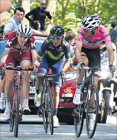  ??  ?? COLOSAL. Tom Dumoulin vigila a Nairo Quintana y Zakarin.