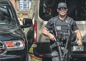  ?? Giorgio Viera AFP/Getty Images ?? A SECRET SERVICE agent outside former President Trump’s Mar-a-Lago estate in Palm Beach, Fla. Many Republican­s criticized the FBI’s search of Trump’s home as a partisan witch hunt and an abuse of power.