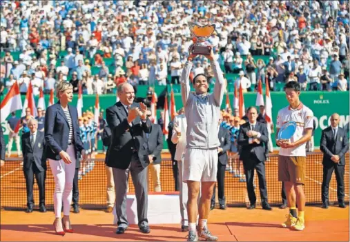  ??  ?? RENDIDOS. La princesa Charlene y el príncipe Alberto de Mónaco felicitan a Nadal en presencia de un resignado Nishikori.