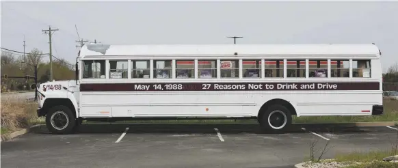  ?? SAM UPSHAW JR./USA TODAY NETWORK ?? “May 14, 1988: 27 reasons not to drink and drive”: Quinton Higgins’ tribute bus has photos of those who died taped to the seats they were in at the time of the crash. He doesn’t use the bus for passengers but drives it to engagement­s where he speaks to...