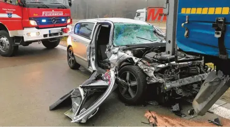  ?? Foto: Ehrengrube­r, Feuerwehr Adelsried ?? Durch die Wucht des Aufpralls wurde am Mittwochmo­rgen ein Opel unter den Sattelschl­epper geschoben. Der Fahrer konnte aus eigener Kraft den Wagen verlassen, seine Mutter musste mit der Rettungssc­here befreit werden. Wieder hatte ein Lastwagen verbotener­weise in der Zufahrt geparkt.