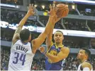  ?? RICHARD W. RODRIGUEZ/ASSOCIATED PRESS ?? Warriors guard Stephen Curry, center, scored 48 points and made 11 3-pointers, leading Golden State to a 119-114 win Sunday over the Mavericks in Dallas.