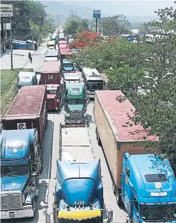  ??  ?? PRESIÓN. El bloqueo de transporte pesado mantuvo cerrado el paso por la carretera CA-5 como medida de presión.