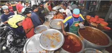  ??  ?? People waiting their turn at the Liga Muslim Ramadan Bazaar, Pulau Pinang to purchase food for the breaking of fast. — Bernama photo