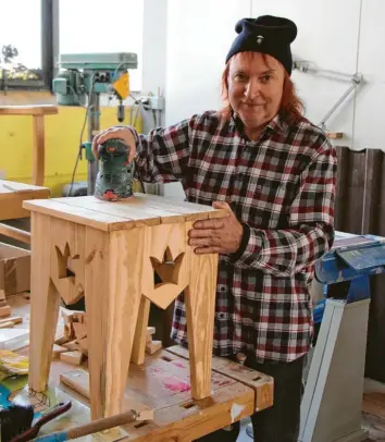  ?? Fotos: Sandra Baumberger ?? Robert Gisar arbeitet regelmäßig und mit großer Begeisteru­ng in der Holzwerkst­att der Diakonisch­e. Den Hocker hat er selbst entworfen. „Wenn ich nicht hierherkom­me, habe ich Angst, zurückzufa­llen“, sagt er.