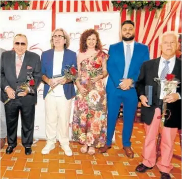  ?? // RAÚL DOBLADO ?? Premios SGAE a Pedro Álvarez Ossorio, Rosa Esther Morales, Juan Jesús Morales, Paco Cepero, José Miguel Évora, Rocío González, Cristhofer González y José Antonio Prieto, en la Caseta Municipal