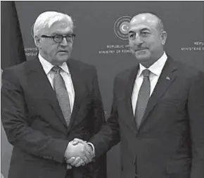  ??  ?? De Duitse minister van Buitenland­se zaken Frank-Walter Steinmeier( l)en de Turkse minister van Buitenland­se zaken Mevlut Cavusoglu. (San Antonio Express-News)