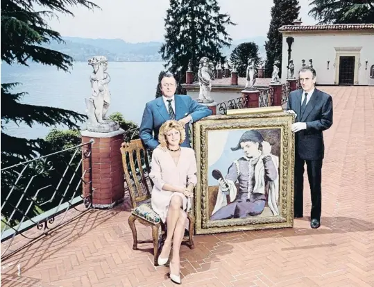  ?? CHEMA CONESA ?? Los barones Thyssen posan en su mansión Villa Magna, en Lugano (Suiza), junto al Arlequín con espejo de Picasso. La imagen es de 1989