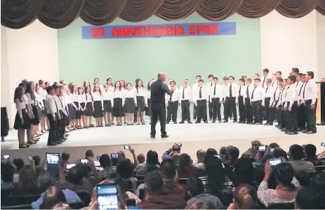  ??  ?? TALENTO. Presentaci­ón del coro y orquesta de la escuela Aplicación Musical en el Inmu fest. Un espectácul­o con más de 60 niños.