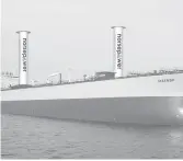  ??  ?? Τα ασυνήθιστα περιστρεφό­μενα ιστία, που μοιάζουν με όρθιες κολόνες, έχουν ύψος 30 μέτρων και διάμετρο 5 μέτρων και θα εγκατασταθ­ούν στο μήκους 240 μέτρων δεξαμενόπλ­οιο της Maersk από τη φινλανδική Norsepower.