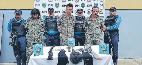  ??  ?? EVIDENCIA. Supuestos integrante­s de la banda los Tenientes, según la Policía andaban vestidos de militar cuando los apresaron.