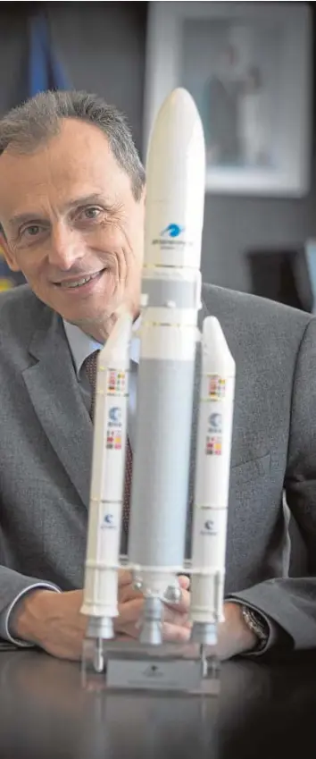  ?? ÁNGEL DE ANTONIO ?? Pedro Duque posa en su despacho con una réplica del Ariane 5