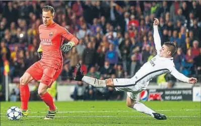  ?? QUIQUE GARCÍA / EFE ?? En campo contrario, Ter Stegen recupera y pasa el balón antes de que Verratti le cace