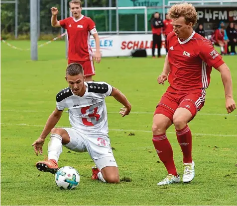  ?? Archivfoto: Thorsten Jordan ?? Manuel Detmar (links) erwischte es beim Spiel gegen Türkspor Augsburg: Nachdem er das 1:0 für Landsberg erzielt hatte, verletzte er sich schwer und musste ins Kranken haus gebracht werden. Inzwischen konnte TSV Trainer Muriz Salemovic aber wieder vorsichtig Entwarnung geben.