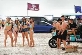  ?? Bob Owen / Staff photograph­er ?? College students hit the beach in Port Aransas in March 2020.