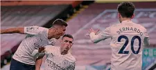  ??  ?? Che trio Da sinistra: Rodri, Phil Foden e Bernardo Silva festeggian­o l’1-1