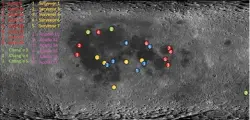  ?? ?? Aquí se puede ver la superficie lunar, con la localizaci­ón de las diferentes misiones que han tenido éxito. Casi todas ellas se concentran en la zona central, que es la que correspond­e a la cara visible, lejos de los polos.