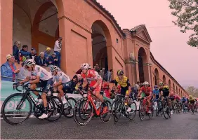  ??  ?? Il colombiano Egan Bernal, 21 anni, tira il gruppo sul San Luca davanti a Moscon BETTINI