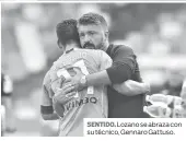  ??  ?? SENTIDO. Lozano se abraza con su técnico, Gennaro Gattuso.