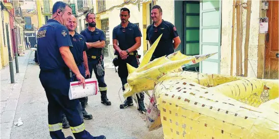  ?? EUROPA PRESS ?? Visita de los Bomberos a las 23 calles adornadas del barrio de Gràcia, en el centro de Barcelona