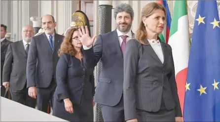  ??  ?? رئيس مجلس النواب روبرتو فيكو (الثاني من اليمين) ورئيسة مجلس الشيوخ إليزابيتا ألبرتي كاسيلاتي (الثالثة من اليمين) (إ.ب.أ)