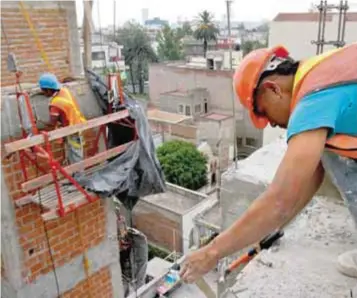  ?? |CUARTOSCUR­O ?? BBVA Bancomer advirtió que la industria de la construcci­ón apenas crecerá 1.4%.