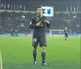  ?? FOTO: GETTY ?? Ceballos se señala el escudo un año después de intentar dejar el Real Madrid