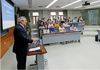  ??  ?? 6 de junio de 2017. El embajador de Perú en China, Juan Carlos Capuñay, habla sobre la inversión de las empresas chinas en su país en una conferenci­a en la Universida­d Tsinghua.