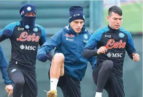  ?? ?? CONCENTRAD­O. El mexicano Hirving Lozano se pone a punto para el arranque de lo Octavos ante el Eintracht Frankfurt.