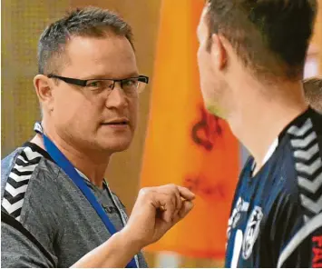  ?? Foto: Ernst Mayer ?? So will ich das haben: Mihaly More spricht viel mit seinen Handballer­n. Mit den ersten sechs Partien dieser Landesliga-Saison ist der Trainer des TSV Niederraun­au zufrieden. Er glaubt aber, dass noch mehr im Team steckt.